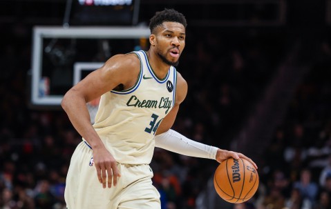 开云体育app下载官网-气还没消？字母哥半场仅出手5次 拿到8分7板5助&amp;3失误